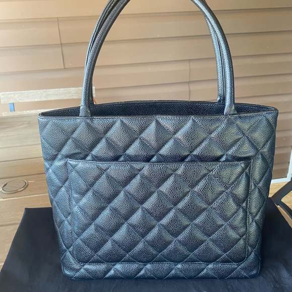 Chanel Timeless Medallion Handbag Purse w dustbag & CC medallion + Gold … - Picture 2 of 16